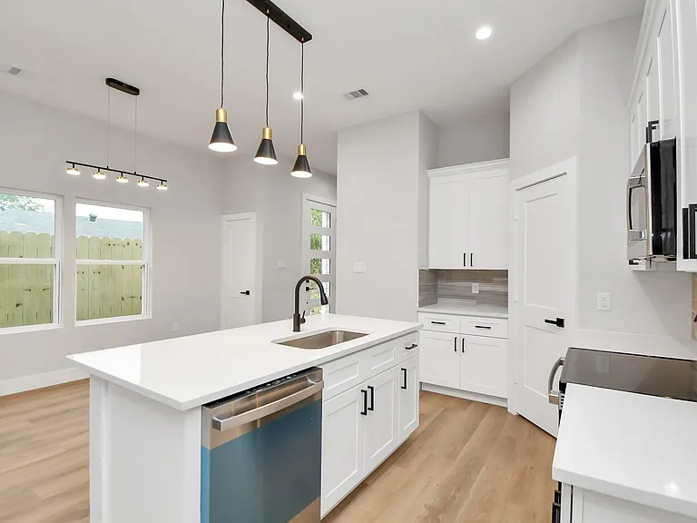 2411 Chew St — Photo 16