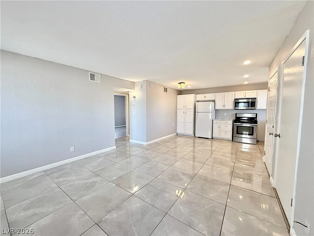 2 bed, 1.0 bath, 3212 sqft, $1,190 — Photo 3