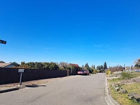 5th image of 960 S Fairview Dr