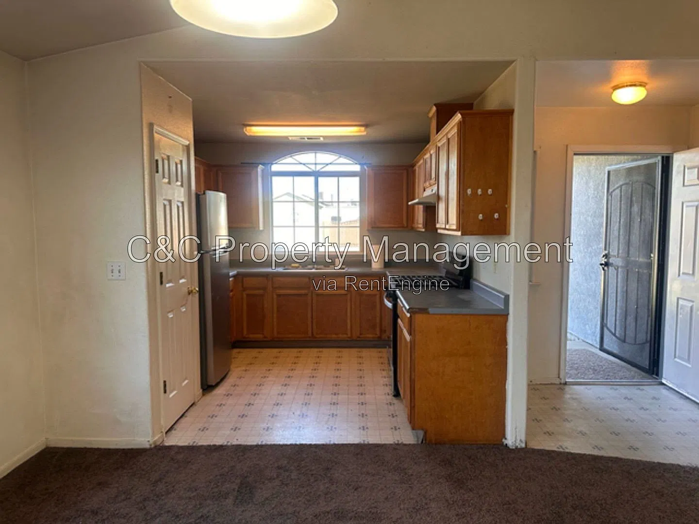 4 bed, 2.0 bath, 1422 sqft, $2,300 — Photo 2