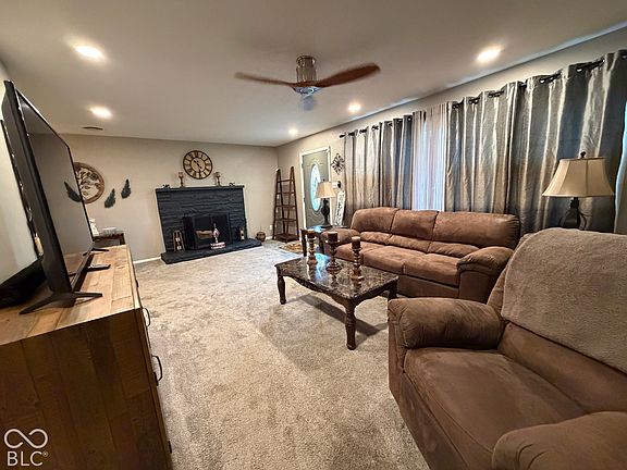 3rd image of 1010 Crescent Dr