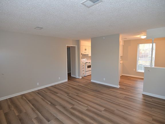 3rd image of 105 Grenadier Dr