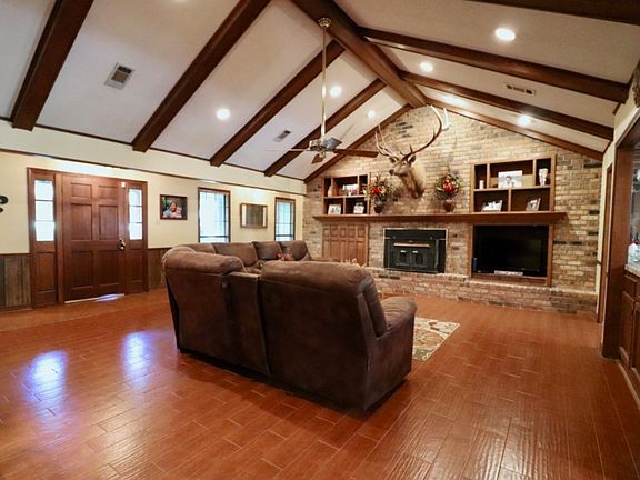 3rd image of 709 Oakhurst Dr