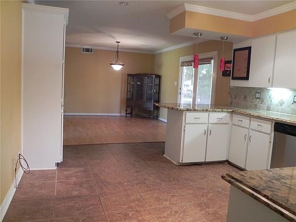 5th image of 200 Brookhollow Dr