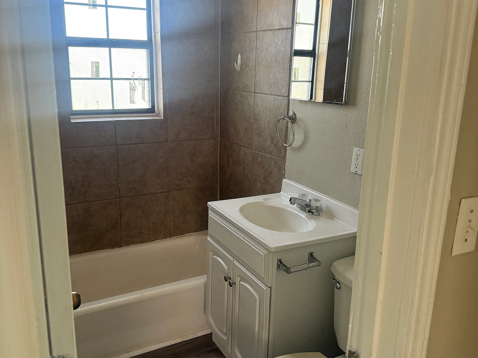 3 bed, 896 sqft, $850 — Photo 4