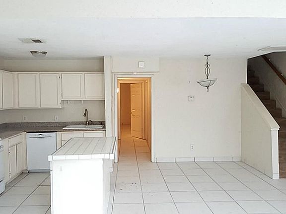 2nd image of 1014 Graham Dr #J4-1