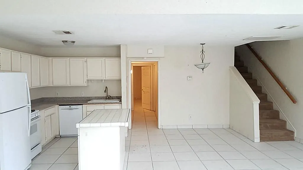 Building Photo - 1014 Graham Dr #J4-1