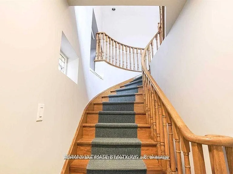 745 Coxwell Ave #UPPER — Photo 2
