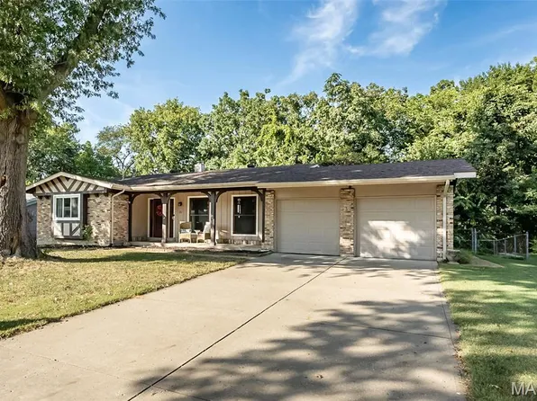 21 San Carlos Dr, Saint Charles, MO 63303