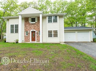 48 Patchogue Dr, Rocky Point, NY 11778