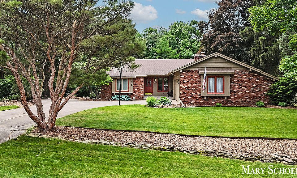1st image of 2466 Cedarcrest Dr NE