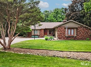 2466 Cedarcrest Dr NE, Grand Rapids, MI 49525