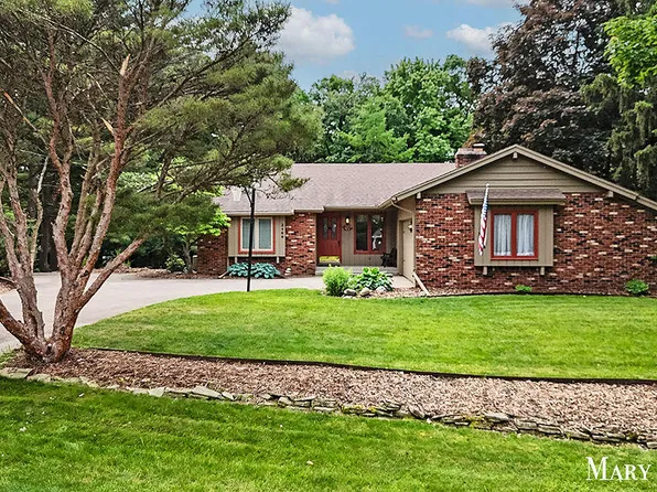 2466 Cedarcrest Dr NE, Grand Rapids, MI 49525