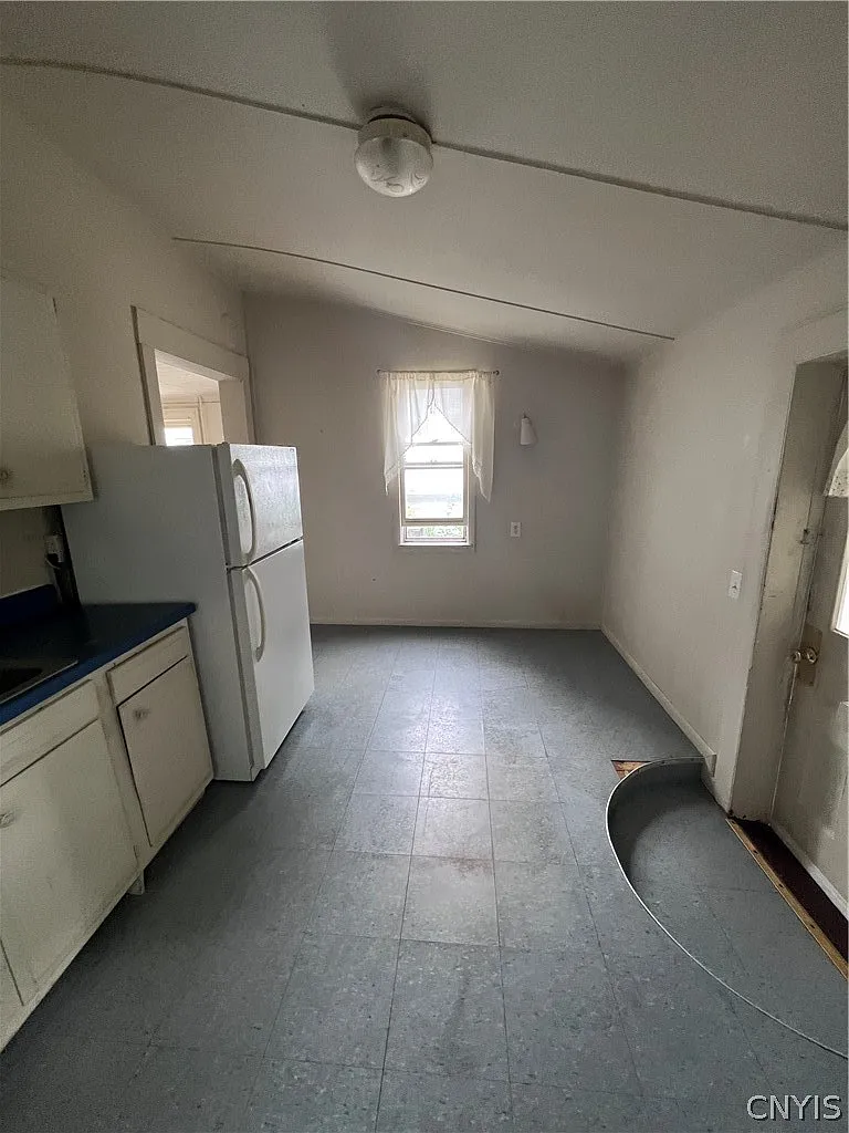 1 bed, 1.0 bath, 2398 sqft, $975 — Photo 2