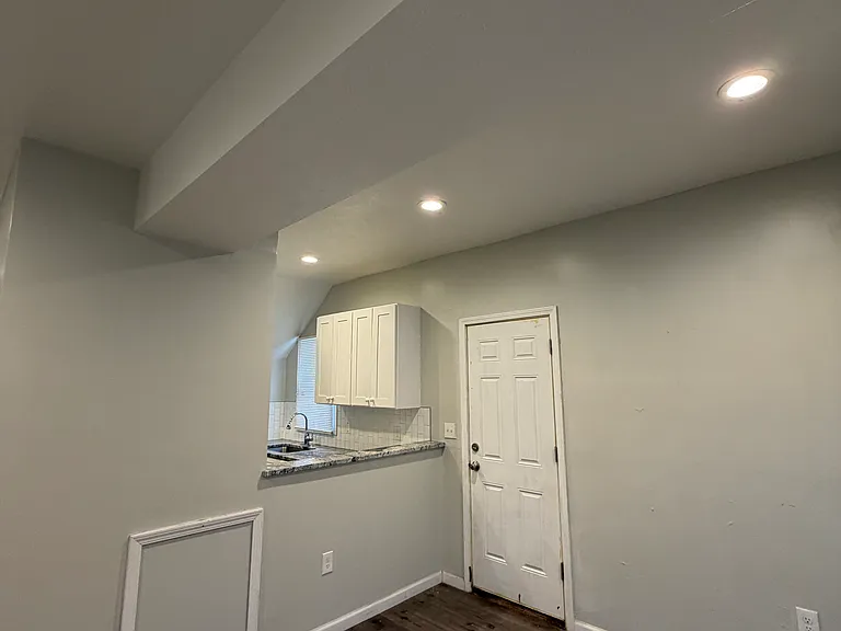 1222 Rowley Ave — Photo 2
