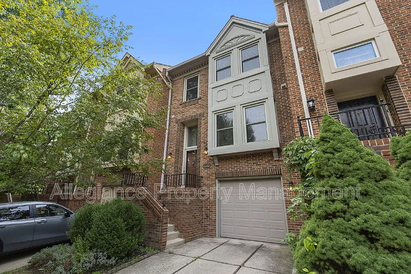 3 bed, 2.5 bath, 2216 sqft, $3,350 — Photo 2