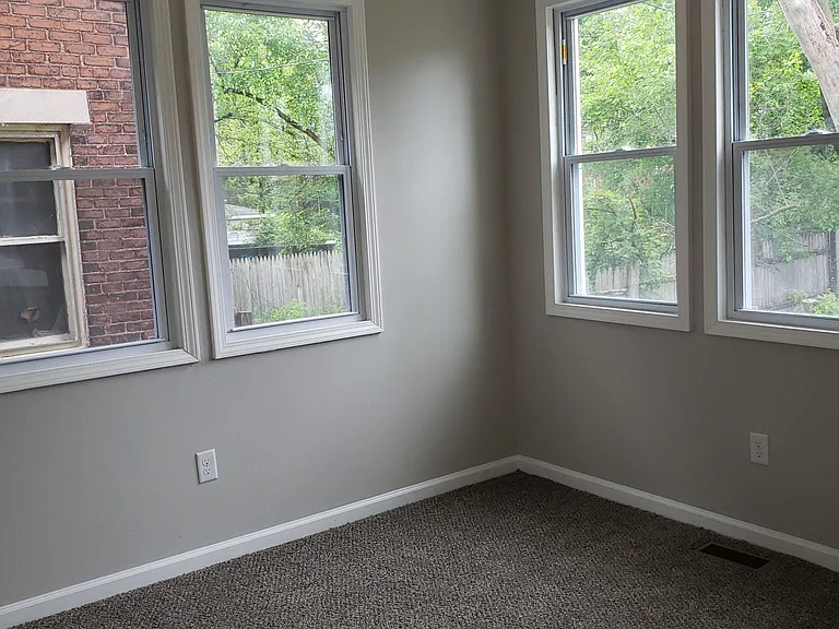2059 Hazelwood St — Photo 2