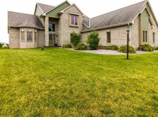 640 Hunters Crossing Ct, Slinger, WI 53086