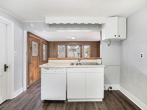 4th image of 308 S Center St