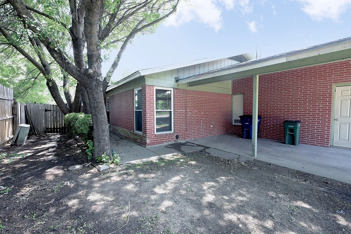 Building Photo - 5003 S Pleasant Valley Rd #A