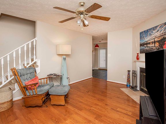 4th image of 717 Shady Springs Ln