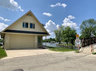 33842 N Lake Shore Dr, Grayslake, IL