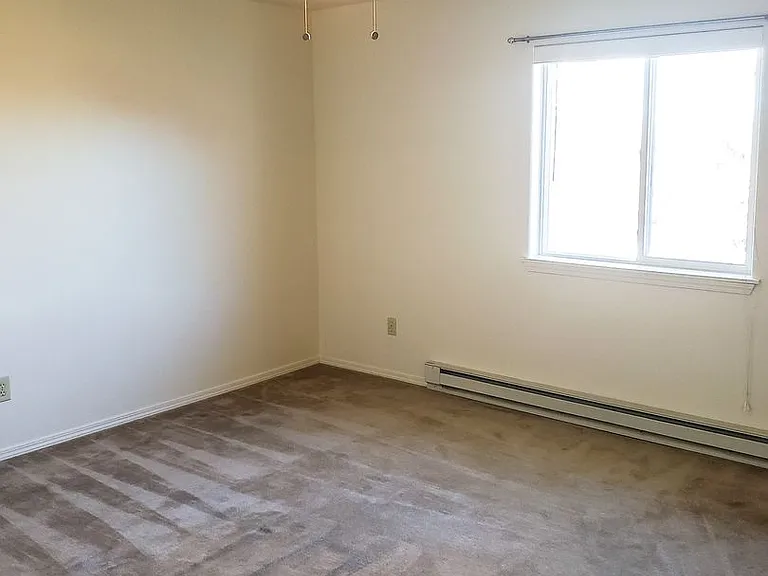 1038 W C St — Photo 11