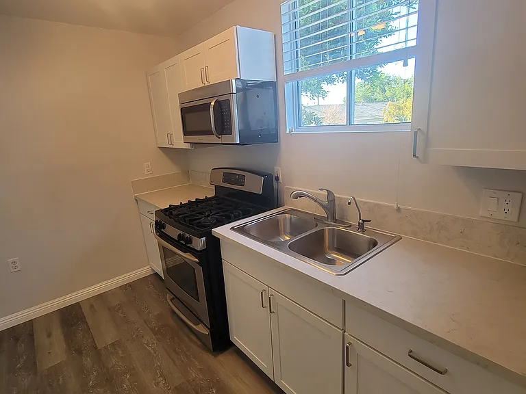 2550 Montrose Ave — Photo 7