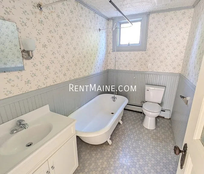 445 Main St #B — Photo 11