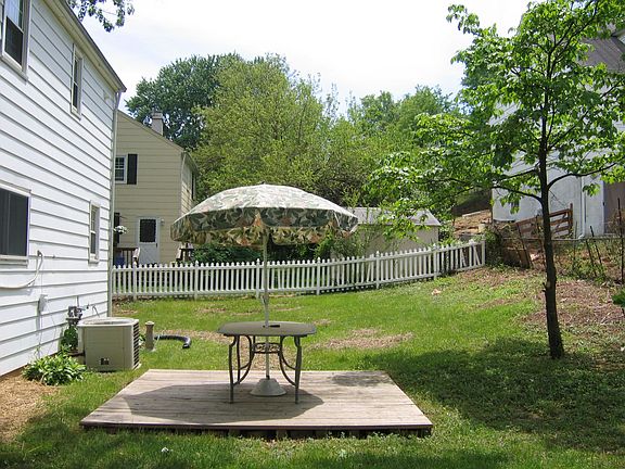 Family Pinic Deck in spacious back yard