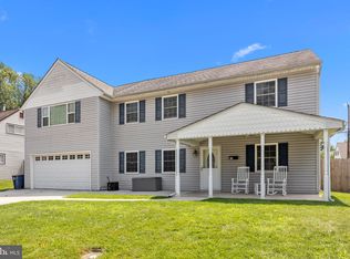 28 Hedge Rd, Levittown, PA 19056