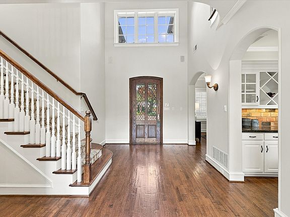 3rd image of 2104 Sutton Pl