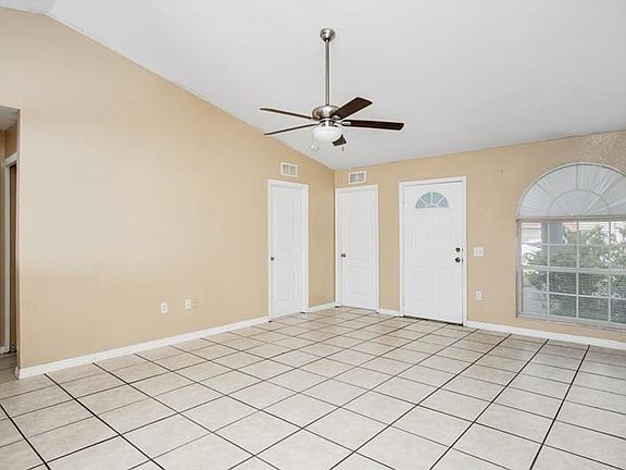 3rd image of 409 Manitoba Dr