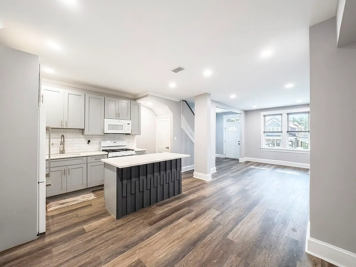 6 bed, 3200 sqft, $6,400 — Photo 1