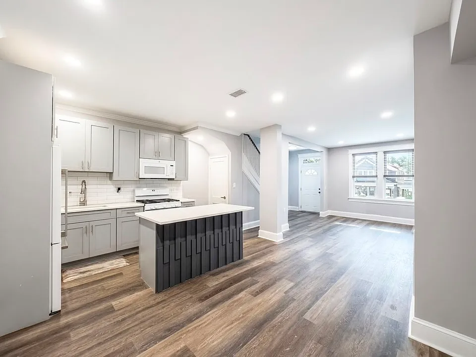 1273 Holbrook Ter NE