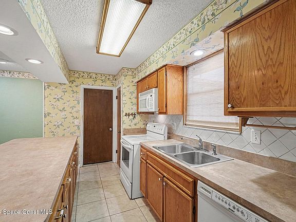 4th image of 1200 Palmdale Cir NE