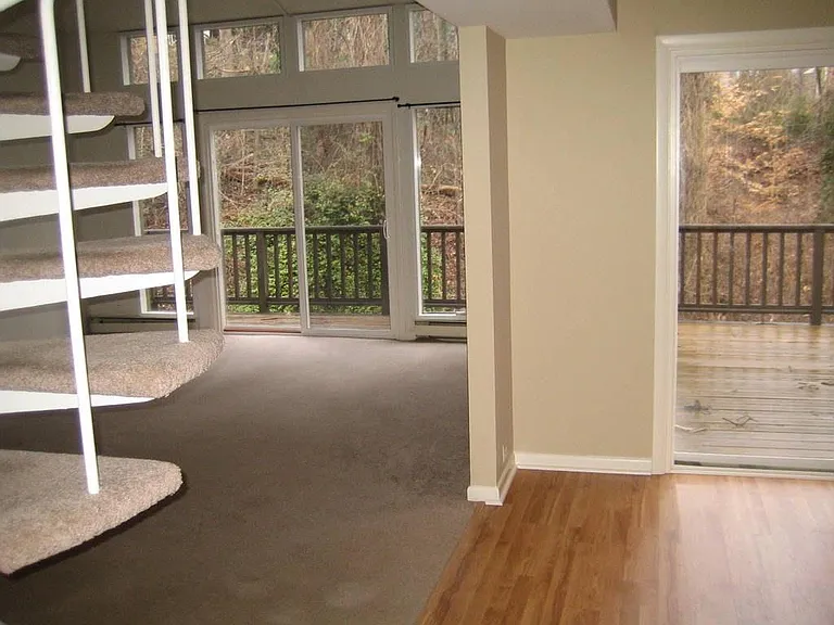 905 E Franklin St — Photo 5