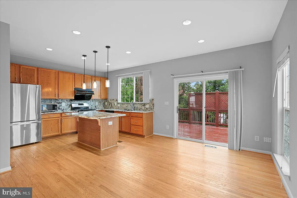 3 bed, 3.5 bath, 2090 sqft, $3,600 — Photo 3