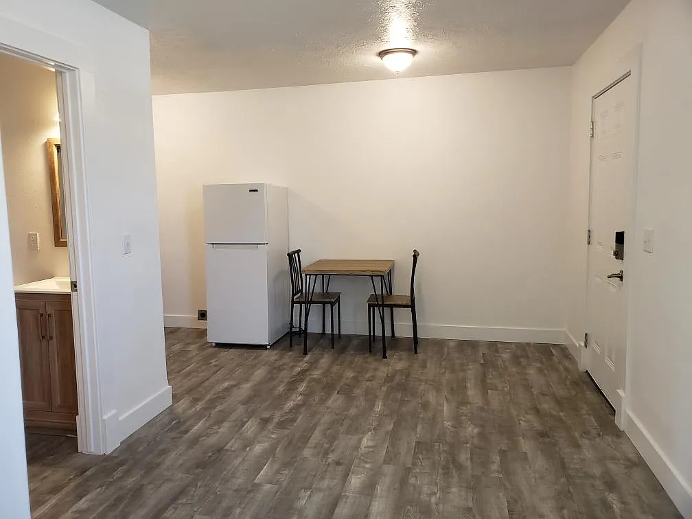 1 bed, 375 sqft, $895 — Photo 2