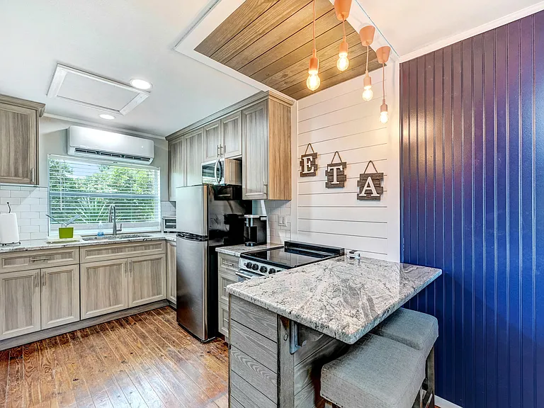 1704 Oak St — Photo 10