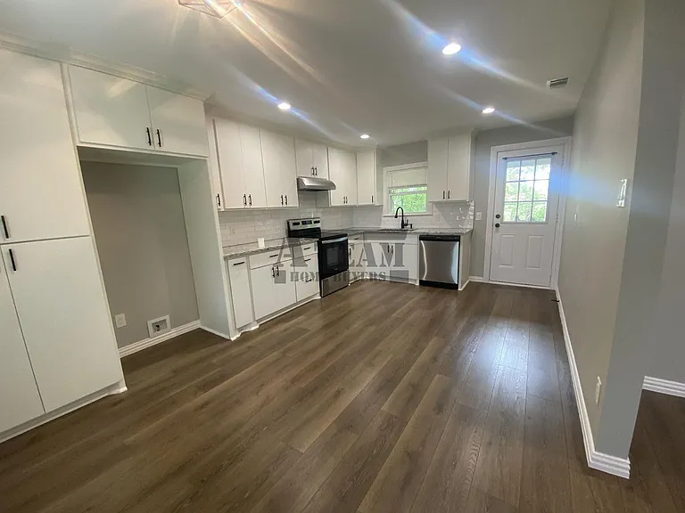 113 W Mount Vernon St — Photo 4