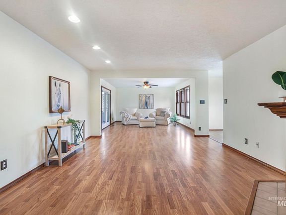 4th image of 811 Hiawatha Way
