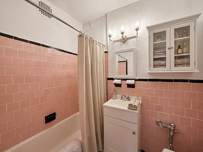 319 E 5th St #9 — Photo 3