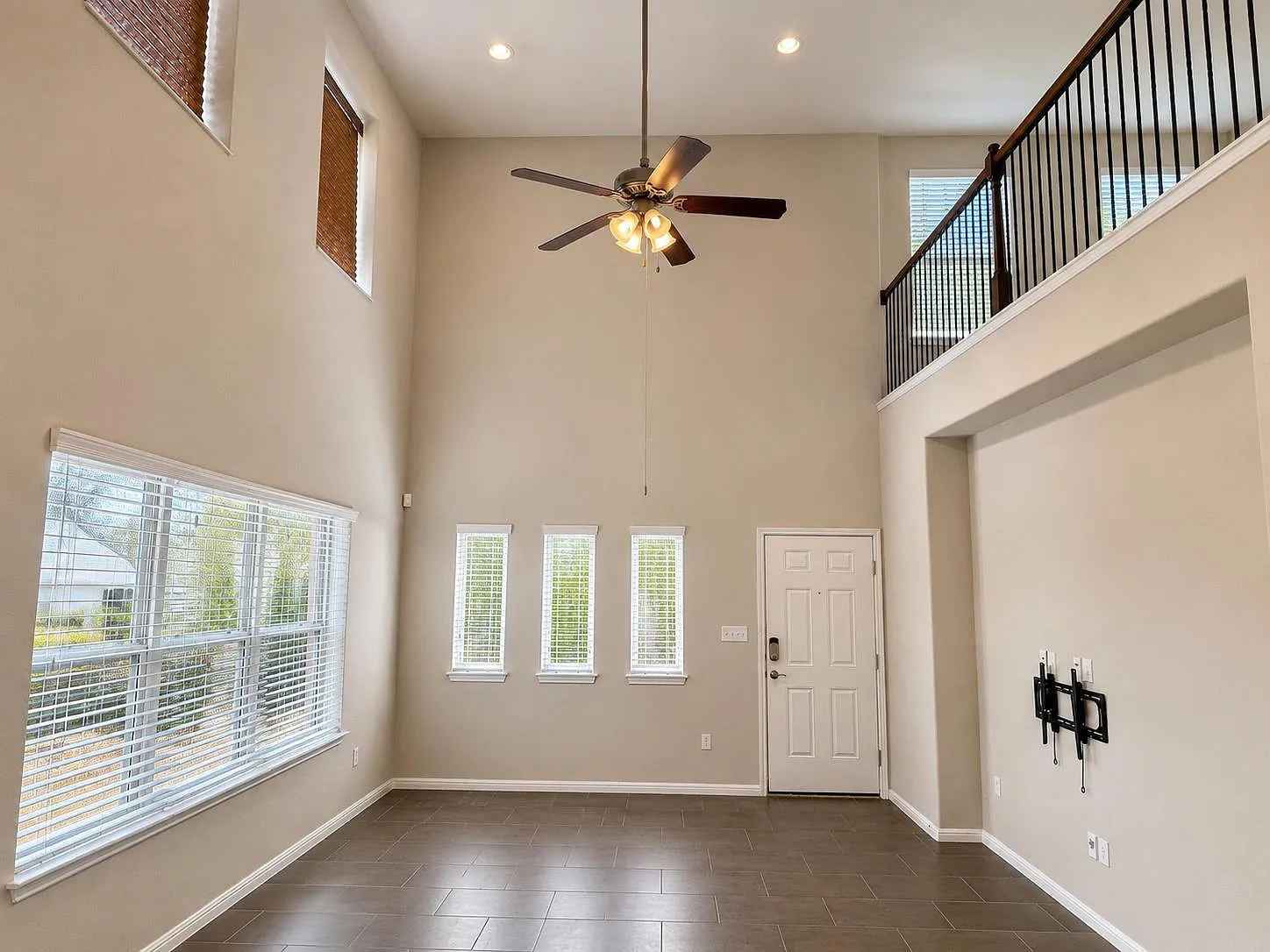 3 bed, 2.5 bath, 2270 sqft, $2,250 — Photo 4