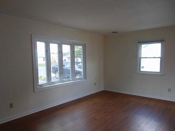 3rd image of 202 Laura Ct