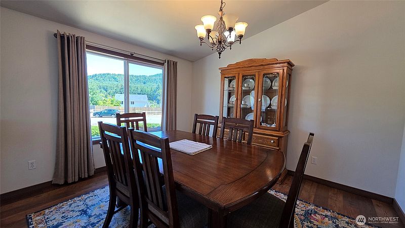 5th image of 128 Berggren Road N
