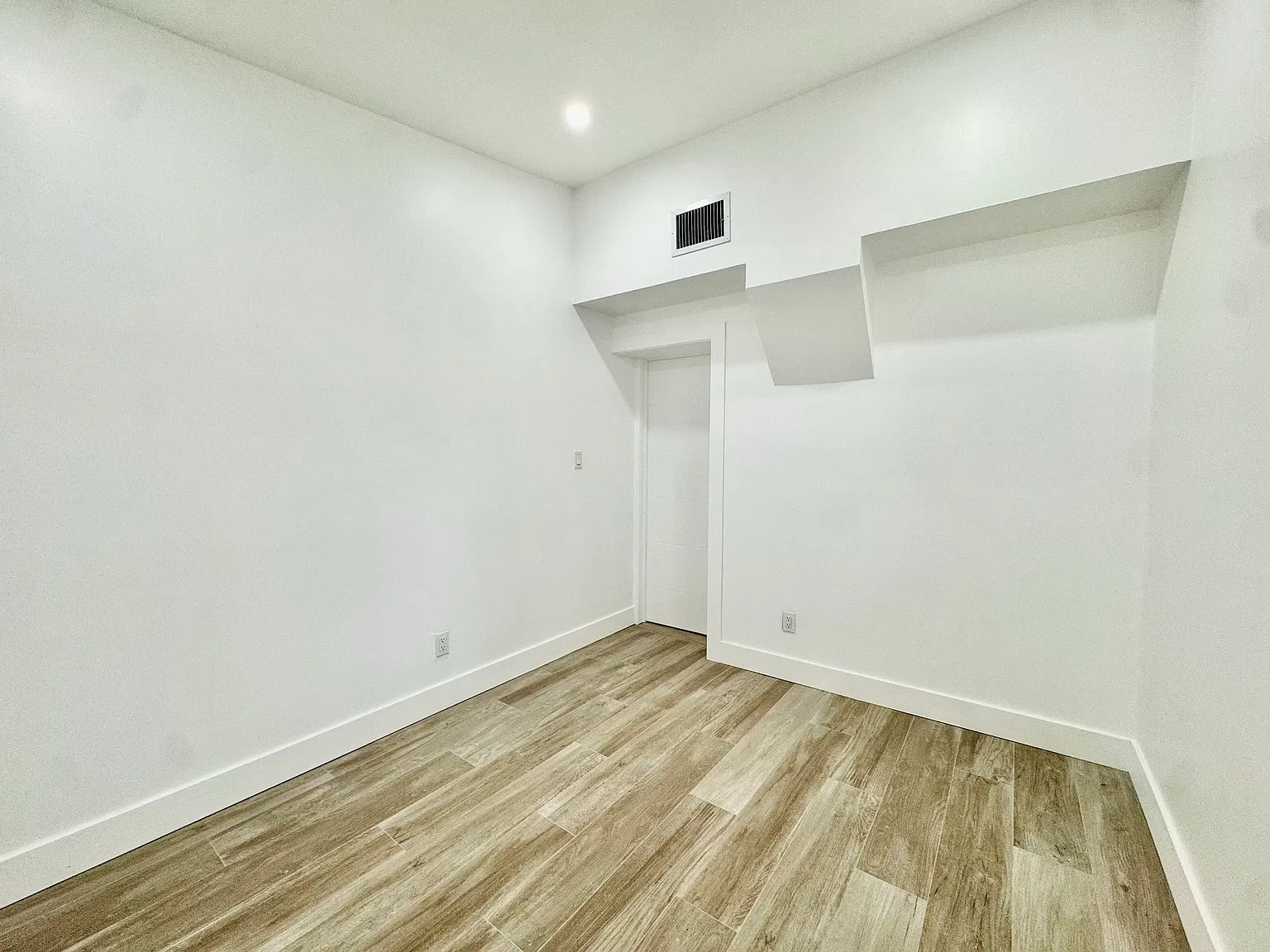 2 bed, 900 sqft, $2,400 — Photo 2