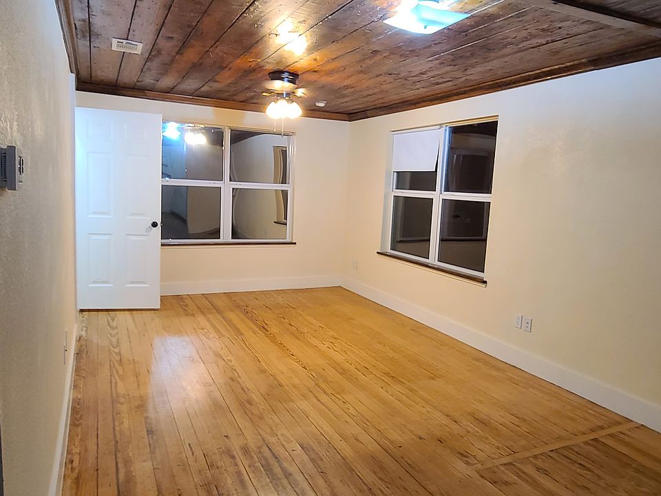 Living room has origenal 1930's hard wood floor and celing