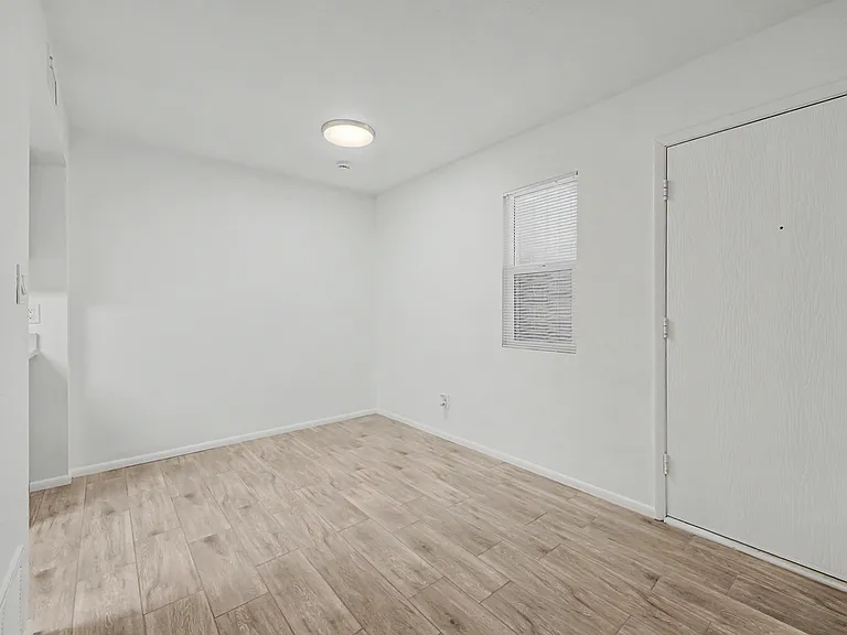 5984 N 48th Ave — Photo 17