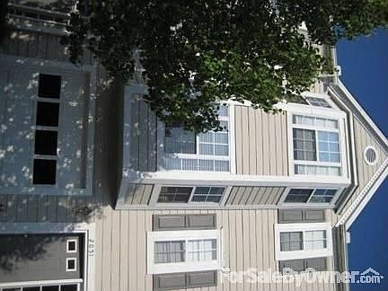 2051 Pinnacle Pointe Dr
						:
						Beautiful 3 story townhome